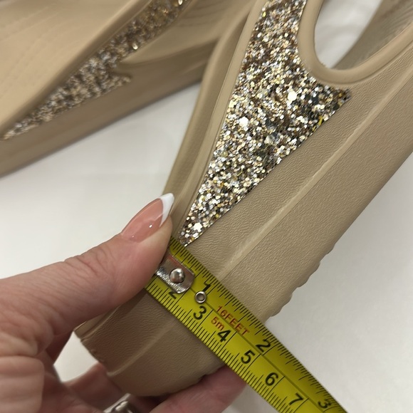 Crocs Women’s Sloane glitter wedge gold tan flip-flops size 10. - Picture 11 of 11